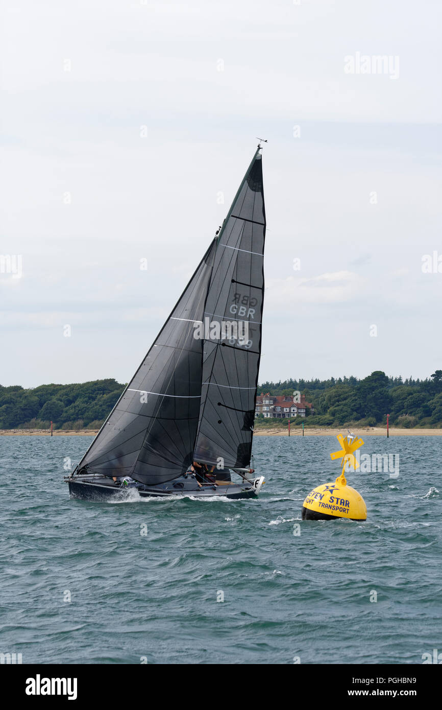 Beneteau Yacht a vela Pamela round boa e di gareggiare in una classe 6 IRC gara a Cowes Week Foto Stock