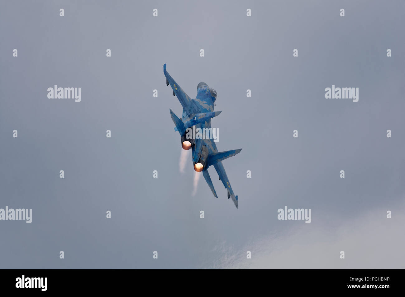 Un impressionante display dell' aviazione di potenza e manovrabilità dal ucraina Air Force Sukhoi SU-27 superiorità aerea jet da combattimento al RIAT Foto Stock