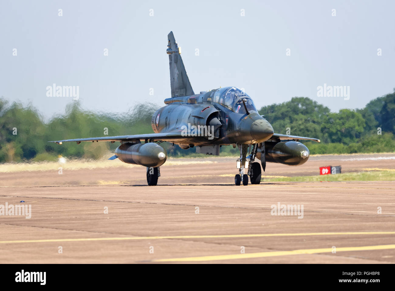 Mirage francesi 2000D militari jet da combattimento dal Couteau display Delta team arriva a RAF Fairford Foto Stock