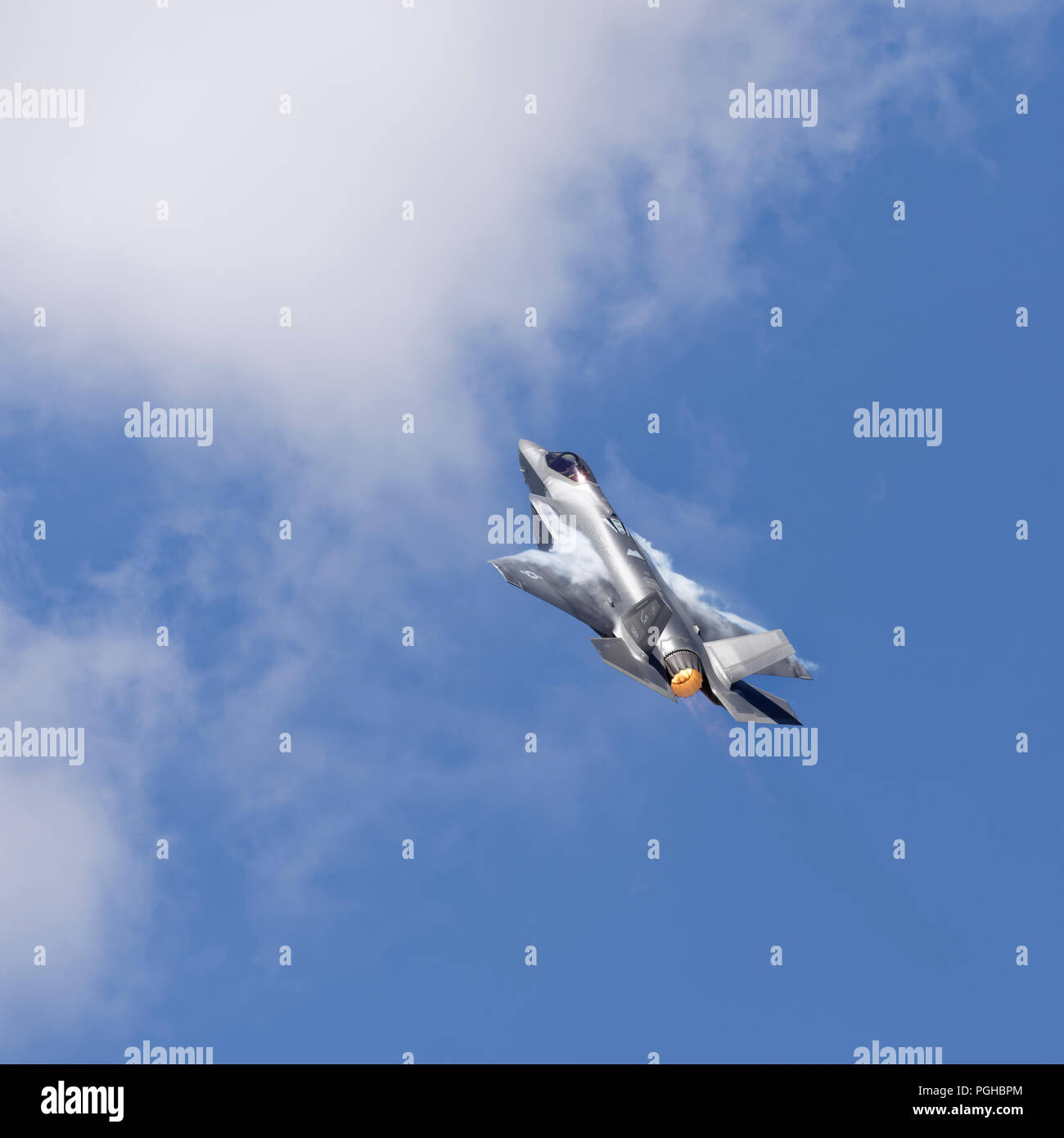 Gli Stati Uniti Airforce Lockheed Martin F-35A Stealth Fighter Jet mette su un display immpressive durante il Royal International Air Tattoo Foto Stock