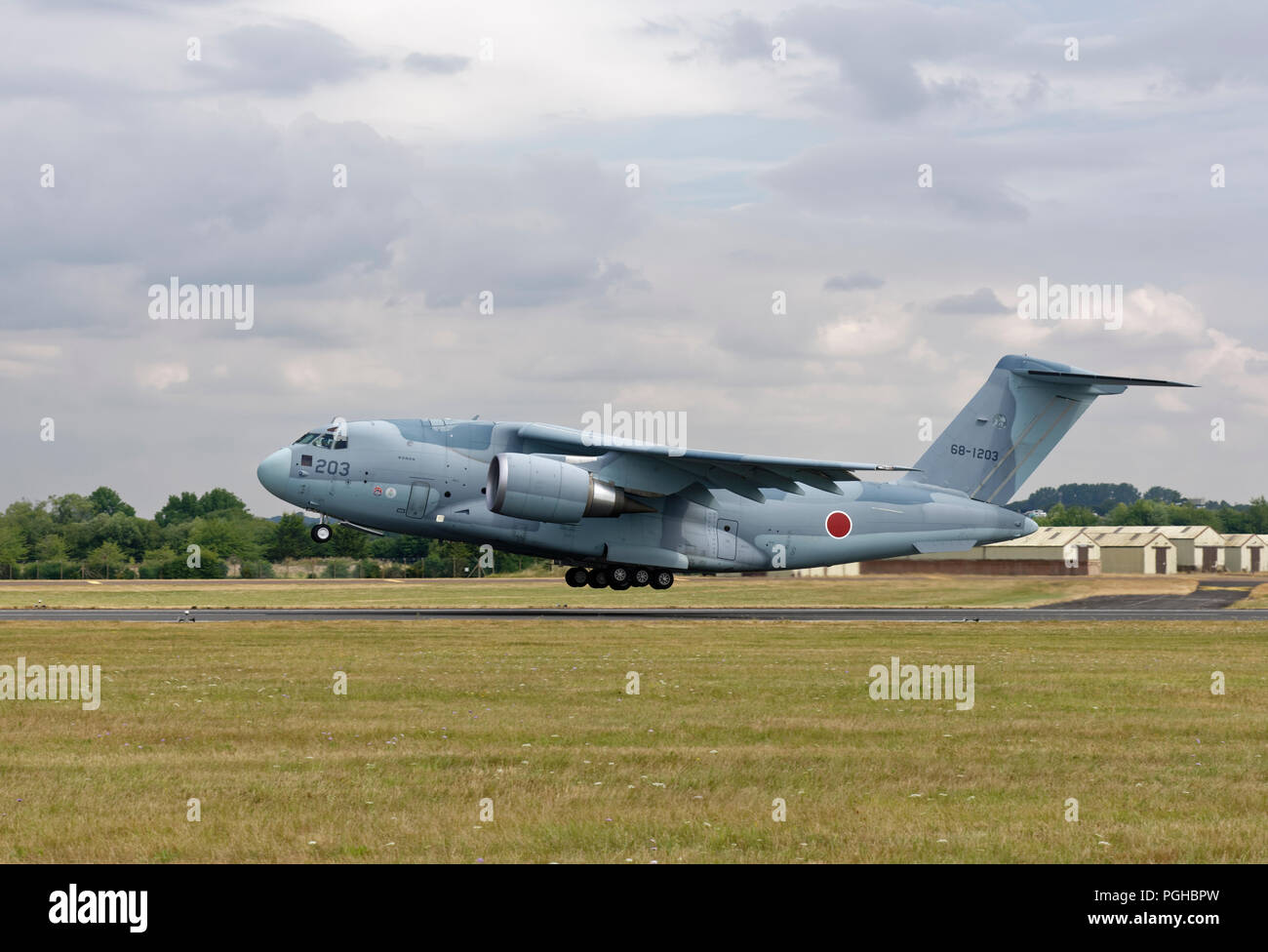 Il Japanese Air Self Defence Force militare di nuovo gli aerei da trasporto, il Kawasaki C-2 twinjet decolla da RAF Fairford dopo la RIAT Foto Stock