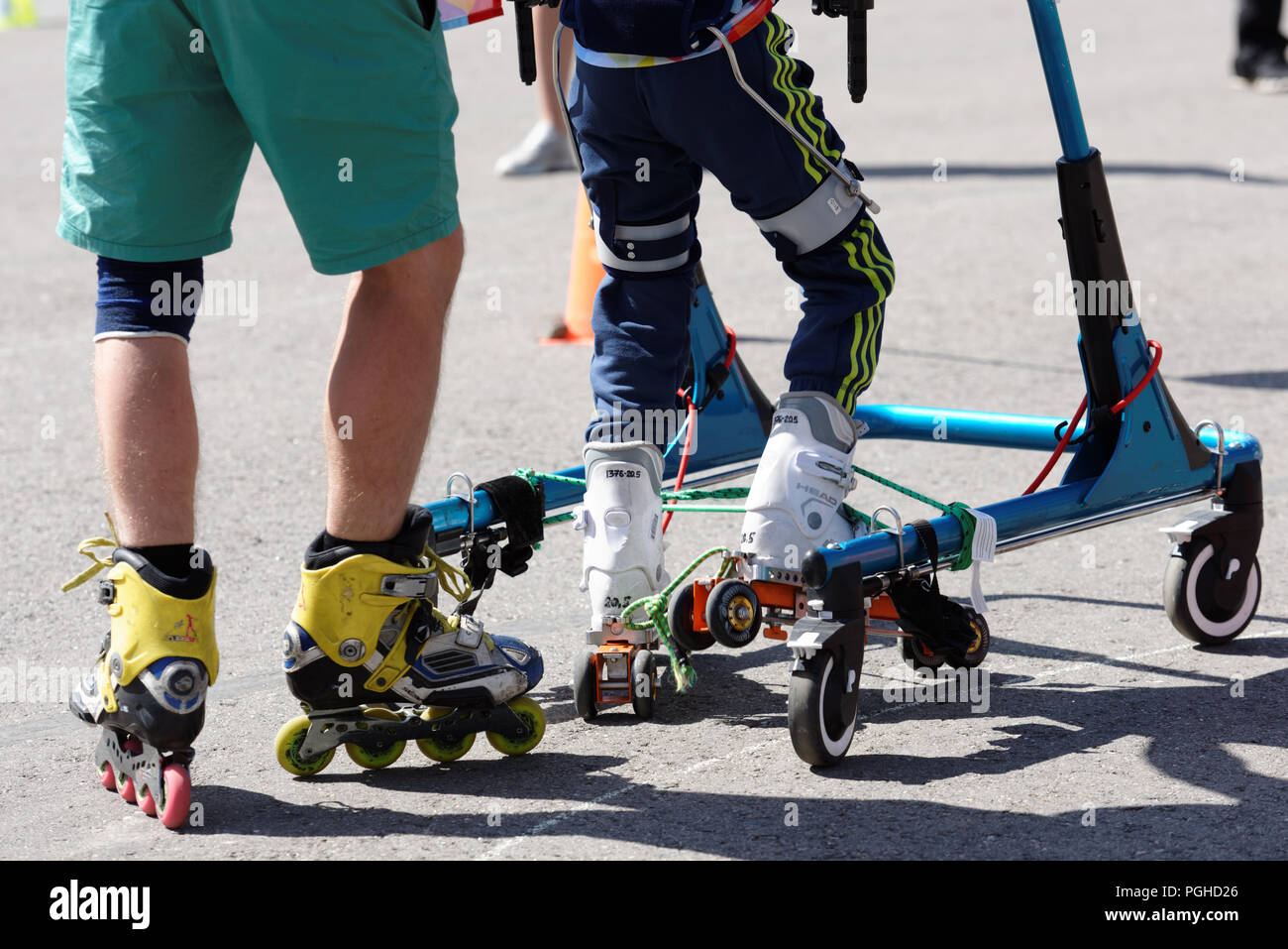 San Pietroburgo, Russia - 30 Maggio 2018: bambino disabile con attrezzature di supporto partecipa a concorsi inizia di sogni.rulli. 32 disabilitato ch Foto Stock