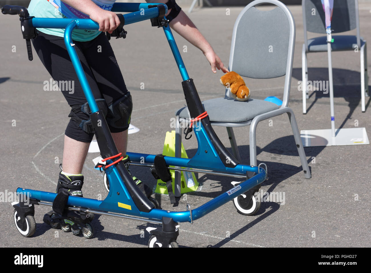 San Pietroburgo, Russia - 30 Maggio 2018: bambino disabile con attrezzature di supporto partecipa a concorsi inizia di sogni.rulli. 32 disabilitato ch Foto Stock