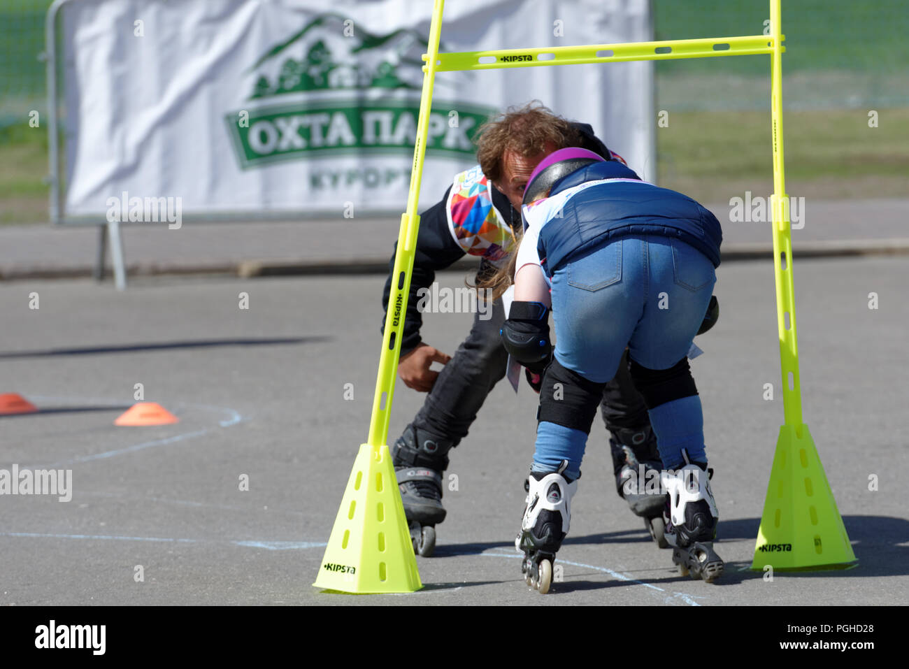San Pietroburgo, Russia - 30 Maggio 2018: bambino disabile con istruttore di supporto partecipa a concorsi inizia di sogni.rulli. 32 Disabilitare Foto Stock