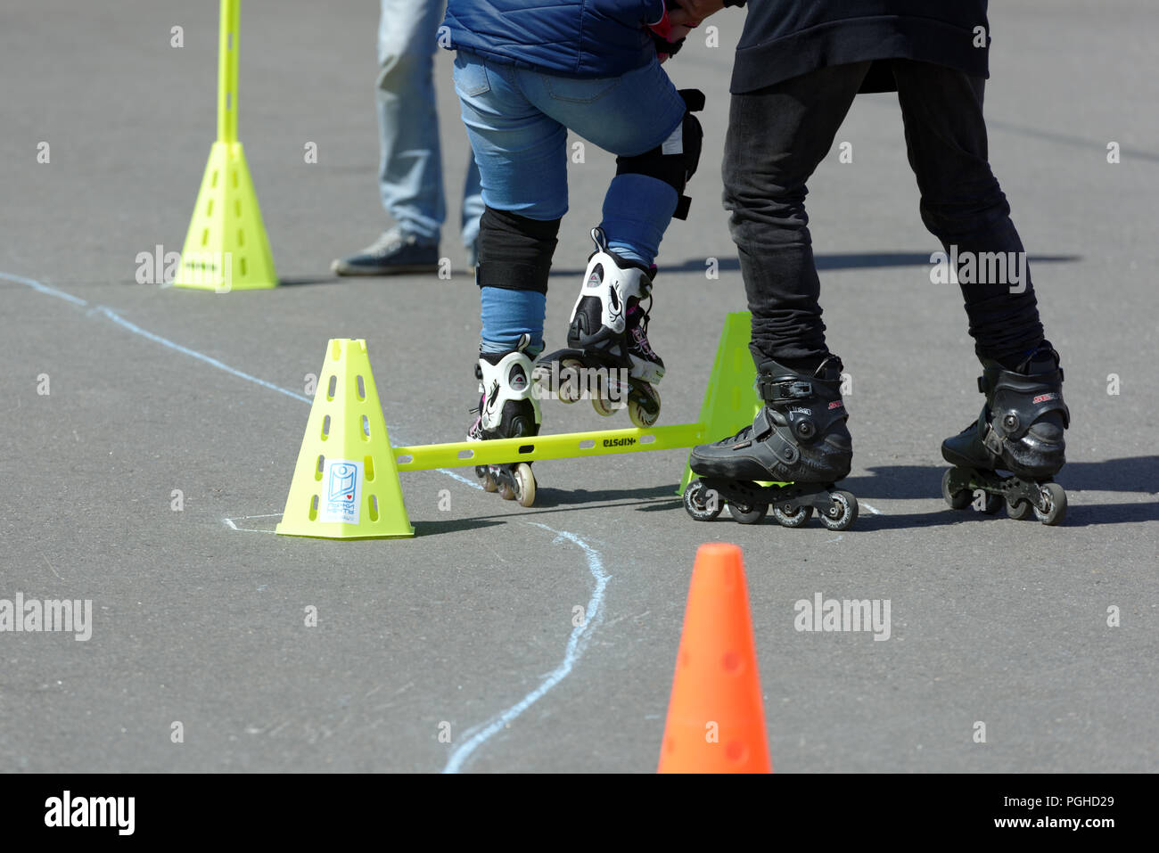 San Pietroburgo, Russia - 30 Maggio 2018: bambino disabile con istruttore di supporto partecipa a concorsi inizia di sogni.rulli. 32 Disabilitare Foto Stock