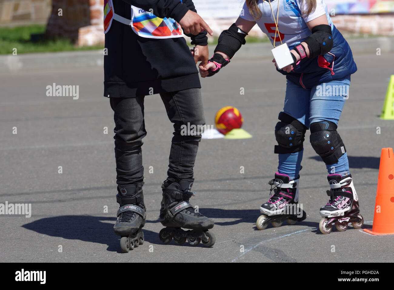 San Pietroburgo, Russia - 30 Maggio 2018: bambino disabile con istruttore di supporto partecipa a concorsi inizia di sogni.rulli. 32 Disabilitare Foto Stock