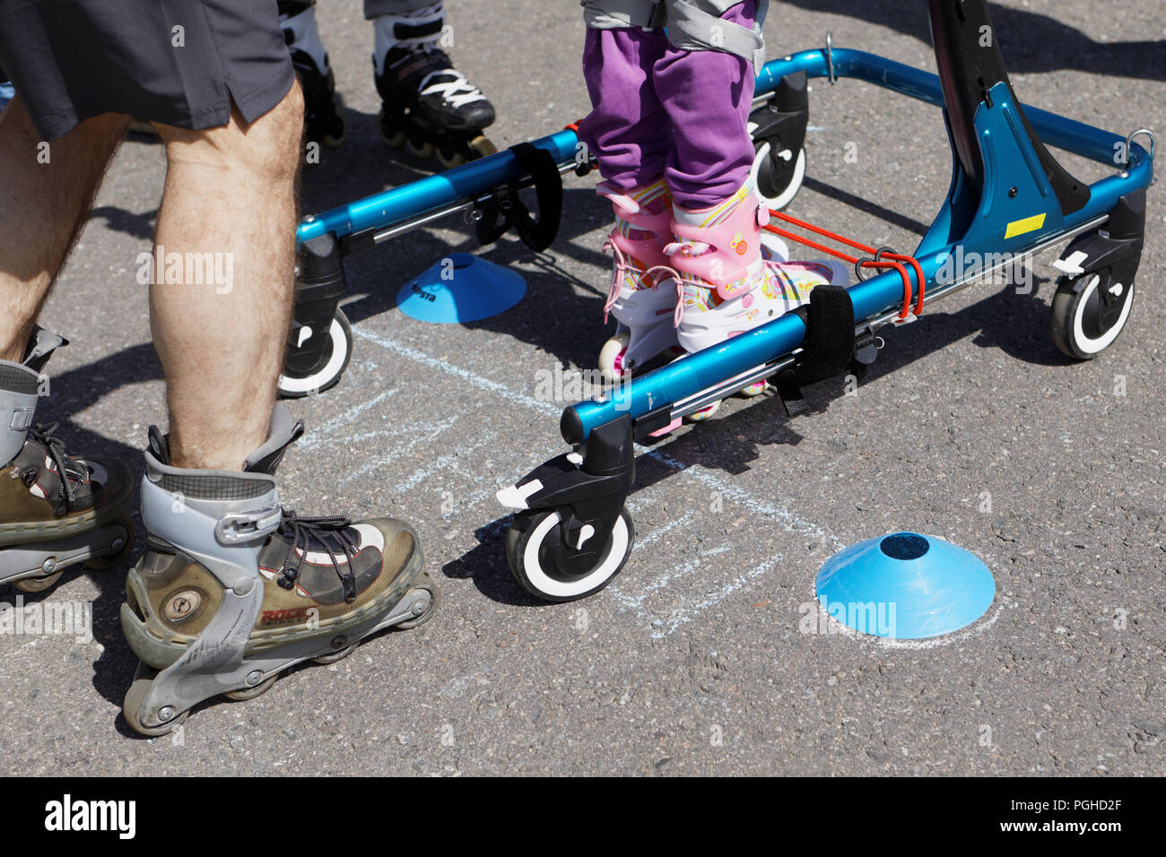 San Pietroburgo, Russia - 30 Maggio 2018: bambino disabile con attrezzature di supporto partecipa a concorsi inizia di sogni.rulli. 32 disabilitato ch Foto Stock