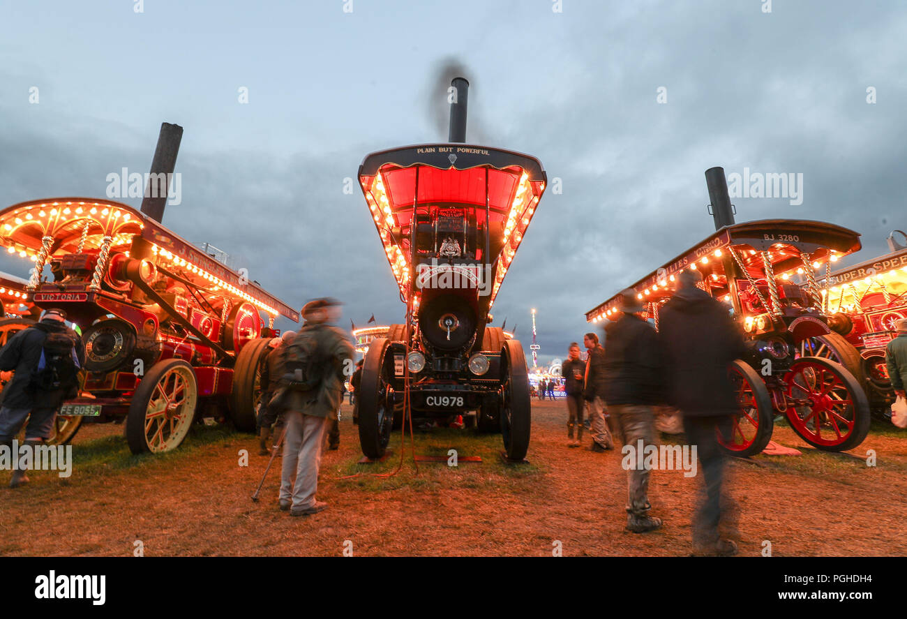 Gli appassionati di vapore si illuminano i loro vari Burrell e Garrett Showman motori durante la Quarta serata del grande Dorset fiera del vapore, dove centinaia di periodo i motori a trazione a vapore e pesanti attrezzature meccaniche appartenenti a tutte le epoche si riuniscono per la mostra annuale del 23 al 27 agosto 2018, per celebrare i 50 anni. Foto Stock