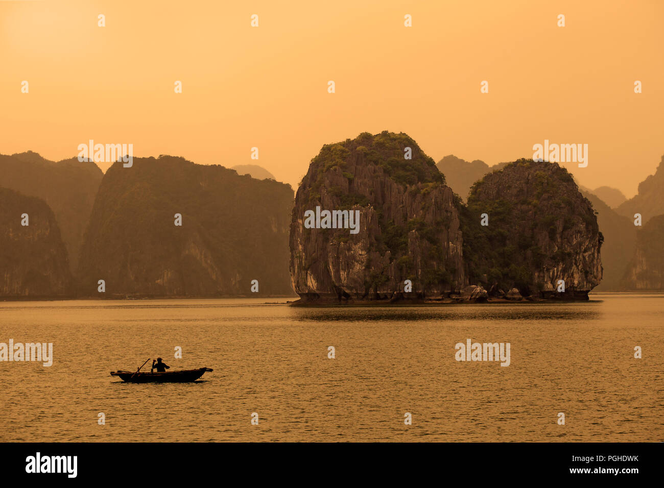 La baia di Ha Long, Vietnam Foto Stock