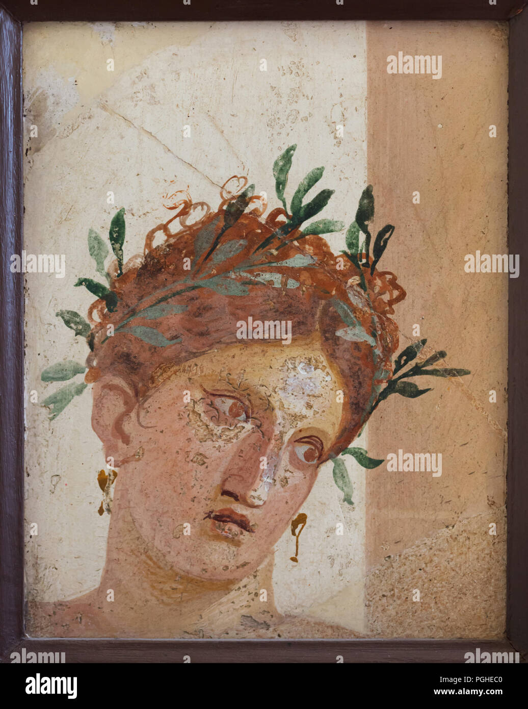 Testa femmina illustrato nel frammento di affresco Romano da Ercolano (1-79 AD), ora esposti nel Museo Archeologico Nazionale (Museo Archeologico Nazionale di Napoli) in Napoli, campania, Italy. Frammento di un pannello che illustra una scena che, sulla base della presenza di una ghirlanda di olive, era probabilmente di sacrificio. La posizione della testa e le ombre di elementi architettonici si appoggia a pensare alla rappresentazione dell arrivo di Jason a Iolcus. Foto Stock