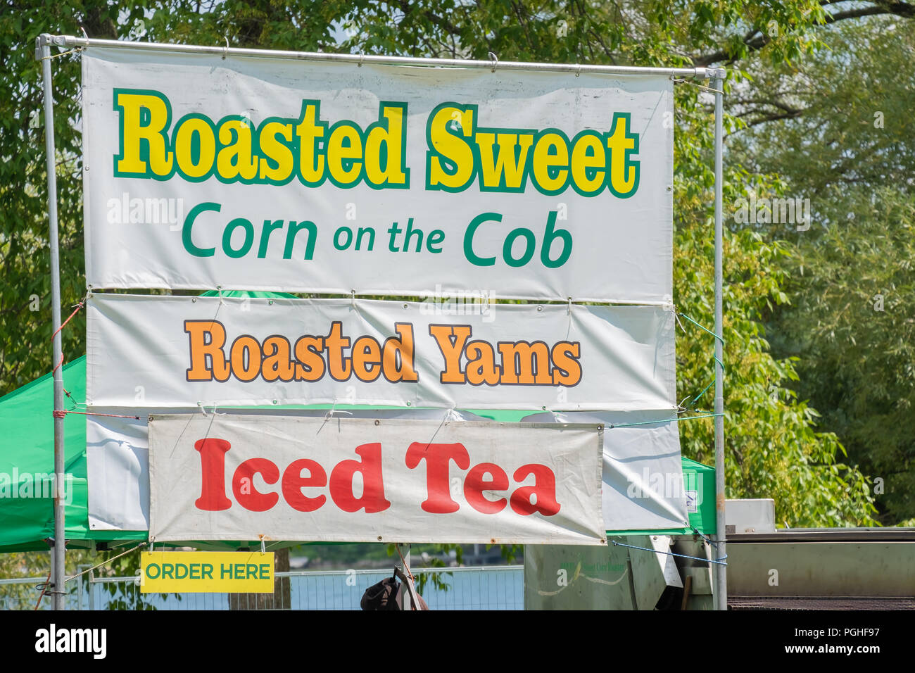 Segno pubblicità mais dolce, filati e tè freddo in vendita presso il Ribfest annuale in Orillia Ontario in Canada. Foto Stock