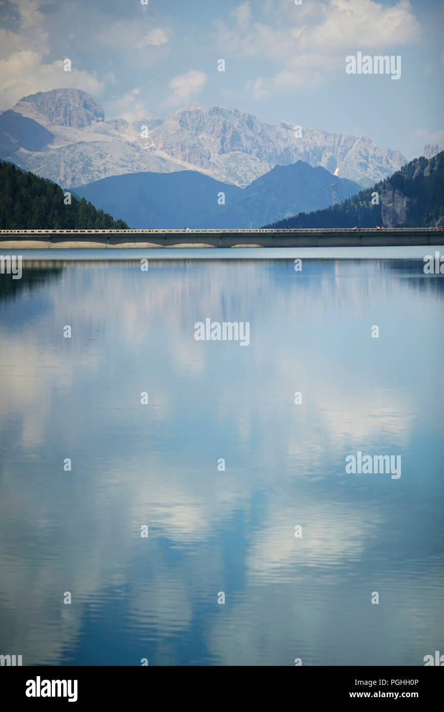 Lago di Fedaia a mezzogiorno in agosto Foto Stock