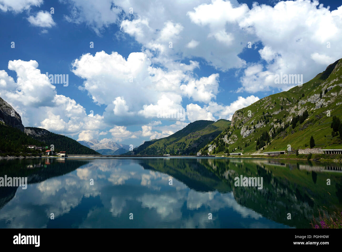 Lago di Fedaia a mezzogiorno in agosto Foto Stock