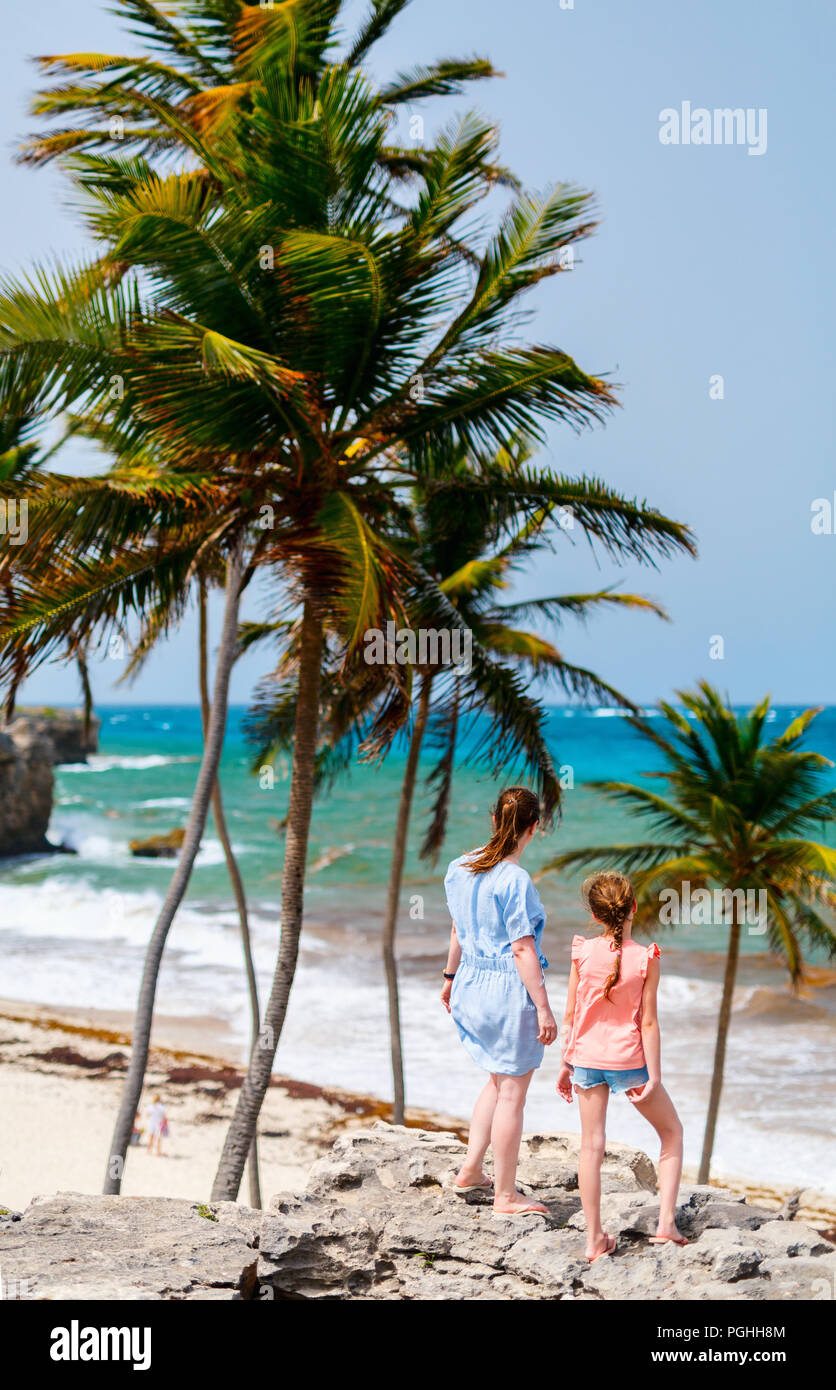 Madre e figlia godendo tropical beach vista sui Caraibi vacanza a Barbados Foto Stock
