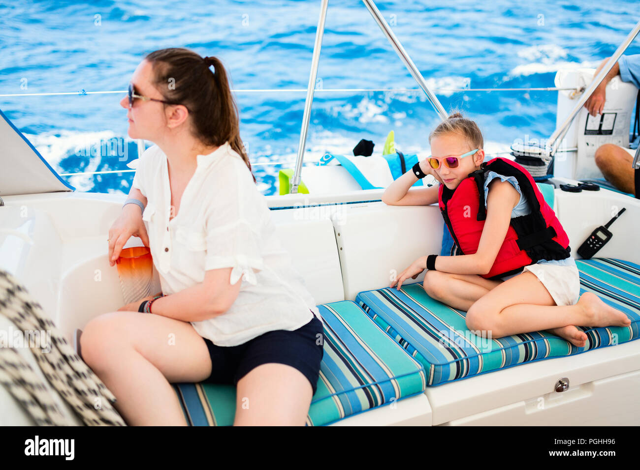 La famiglia di madre e figlia a bordo di yacht a vela avente estate Viaggi avventura Foto Stock