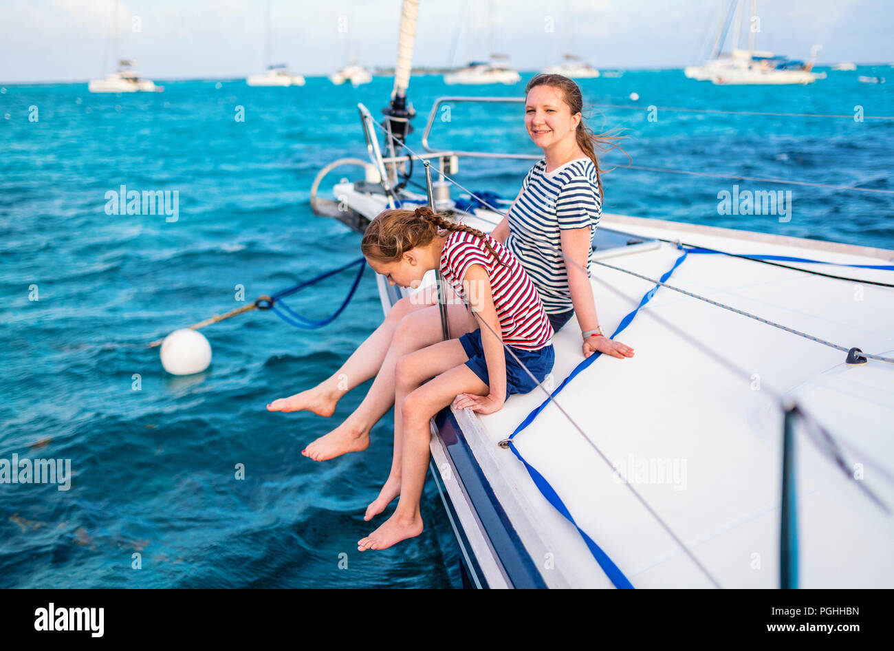 La famiglia di madre e figlia a bordo di yacht a vela avente estate Viaggi avventura Foto Stock