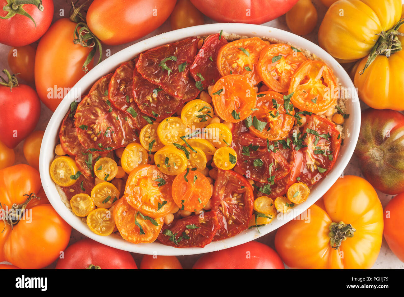 Pomodoro torta vegetariana con ceci e prezzemolo in bianco piatto. Vegano cibo sano. Pulire il concetto di mangiare. Foto Stock