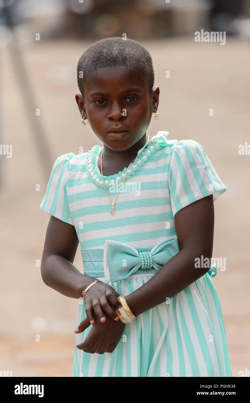 ACCRA, GHANA - Jan 8, 2017: Unidentified ghanesi bambina nel bel vestito al mercato locale. Popolo del Ghana soffrono di povertà a causa dell'eco Foto Stock