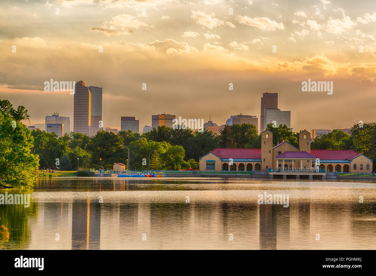Denver skyline al tramonto sul Lago Ferril nel parco della città Foto Stock