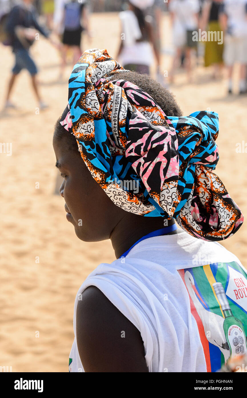 OUIDAH, BENIN - Jan 10, 2017: Unidentified Beninese donna in velo al festival voodoo, che viene annualmente celebrato a gennaio, 10th. Foto Stock