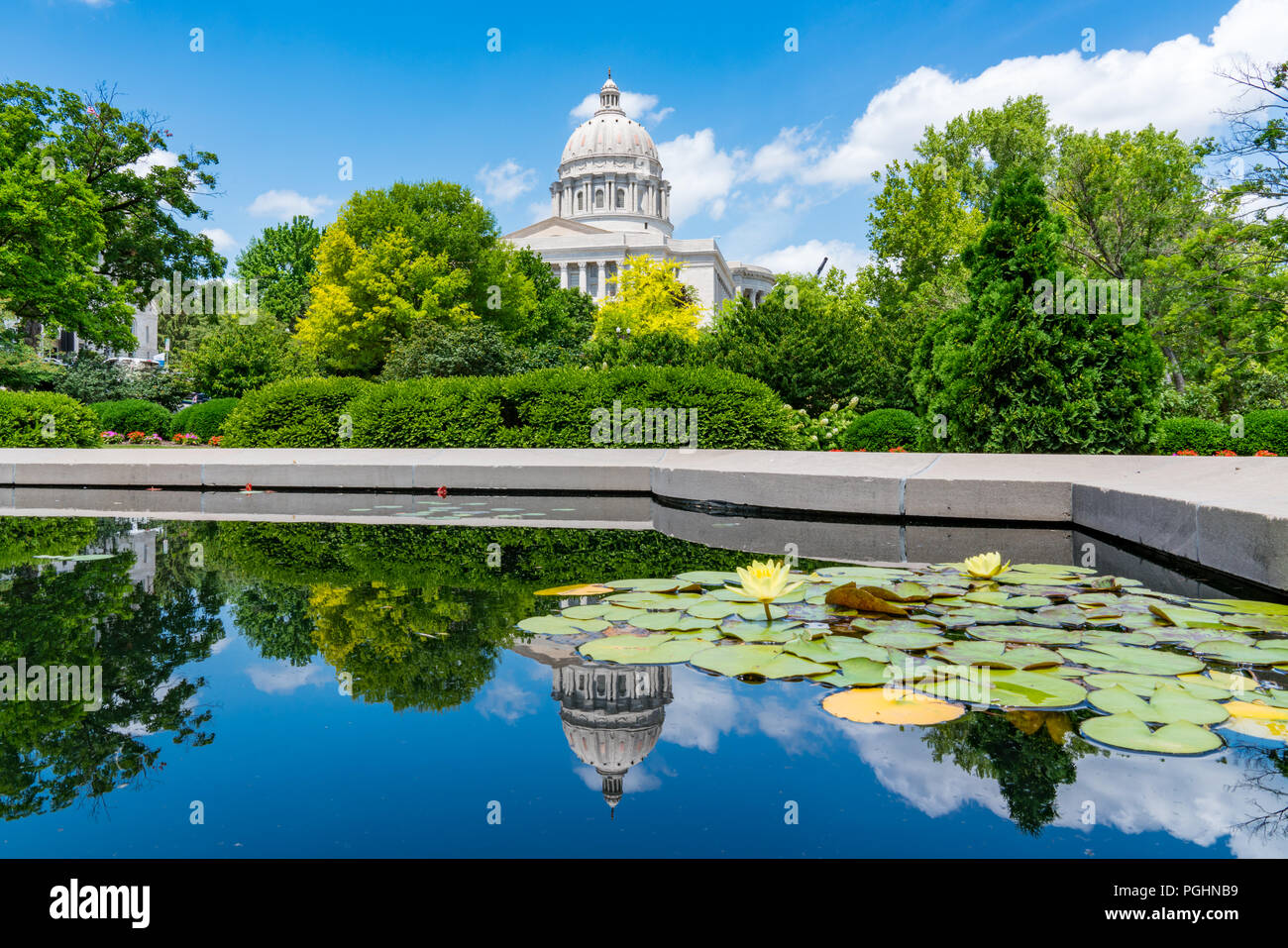 La riflessione del Missouri Capitale dello Stato edificio nella città di Jefferson, Missouri Foto Stock