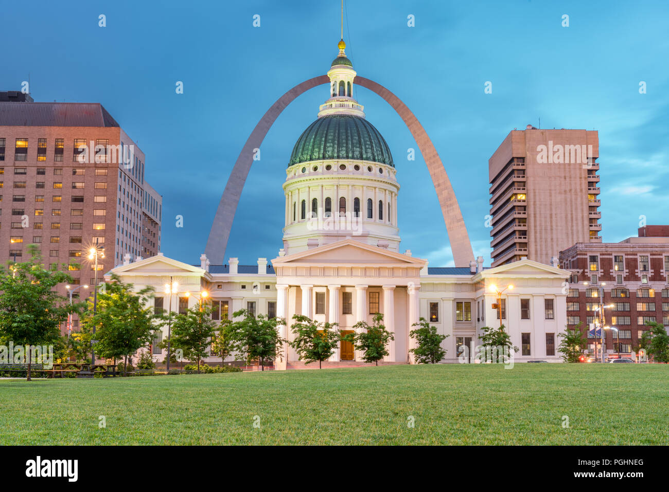 ST Louis, MO - Giugno 19, 2018: fontane circondano il runner statua in Kiener Park con il Gateway Arch in background. Foto Stock