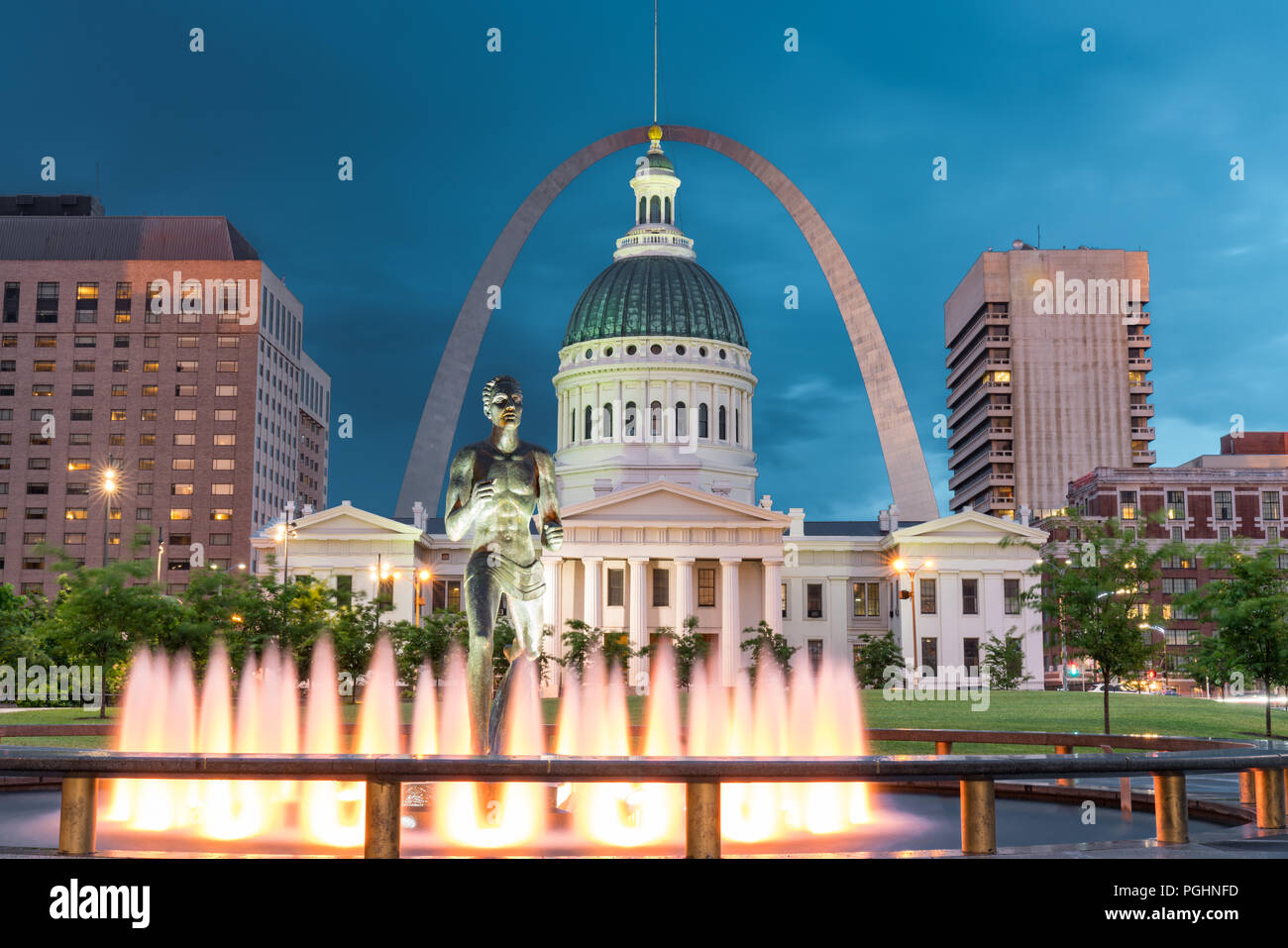 ST Louis, MO - Giugno 19, 2018: fontane circondano il runner statua in Kiener Park con il Gateway Arch in background. Foto Stock