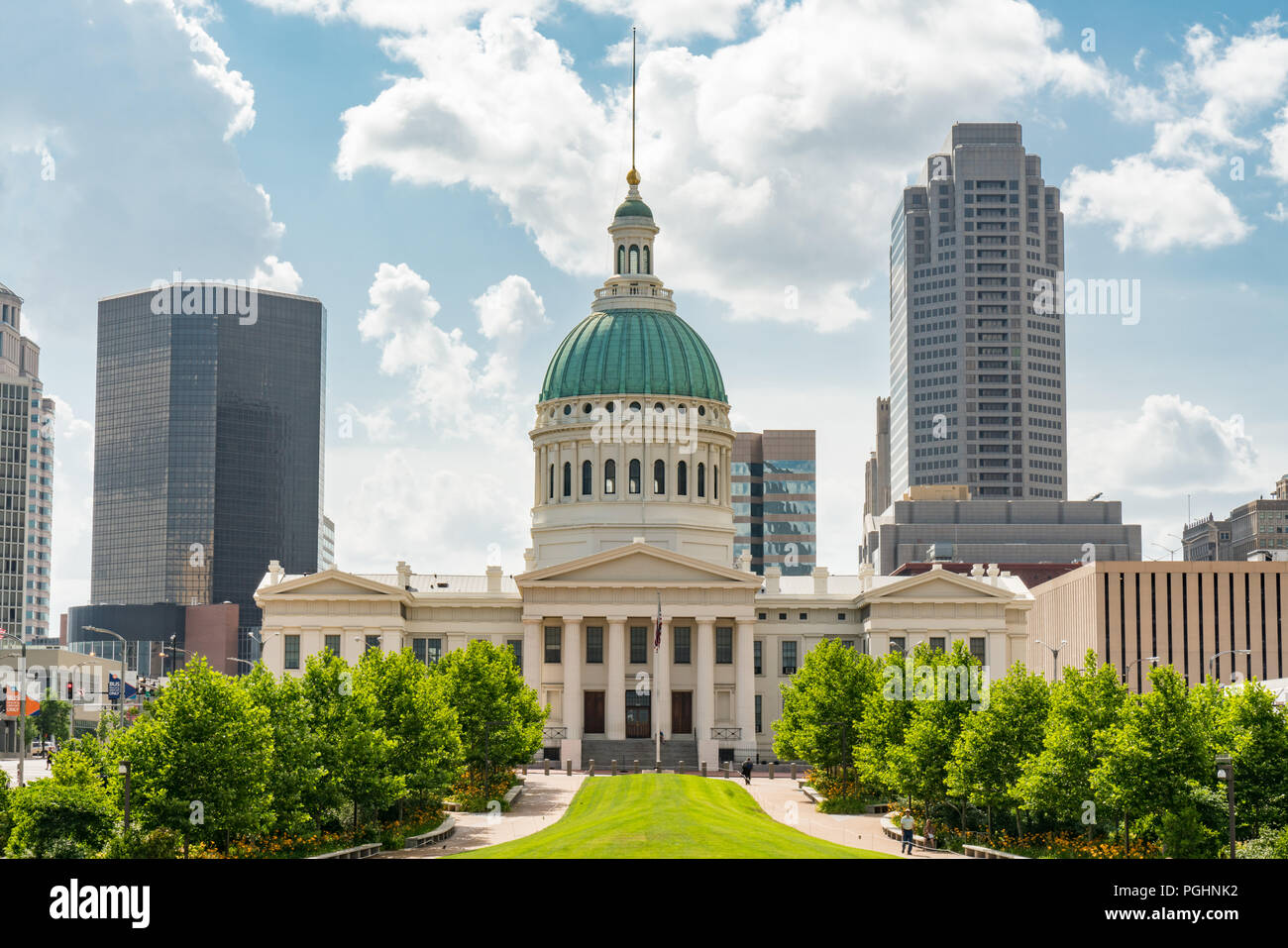 ST Louis, MO - GIUGNO 19,2018: storico Old St Louis County Courthouse e la St Louis lo skyline della citta'. Foto Stock