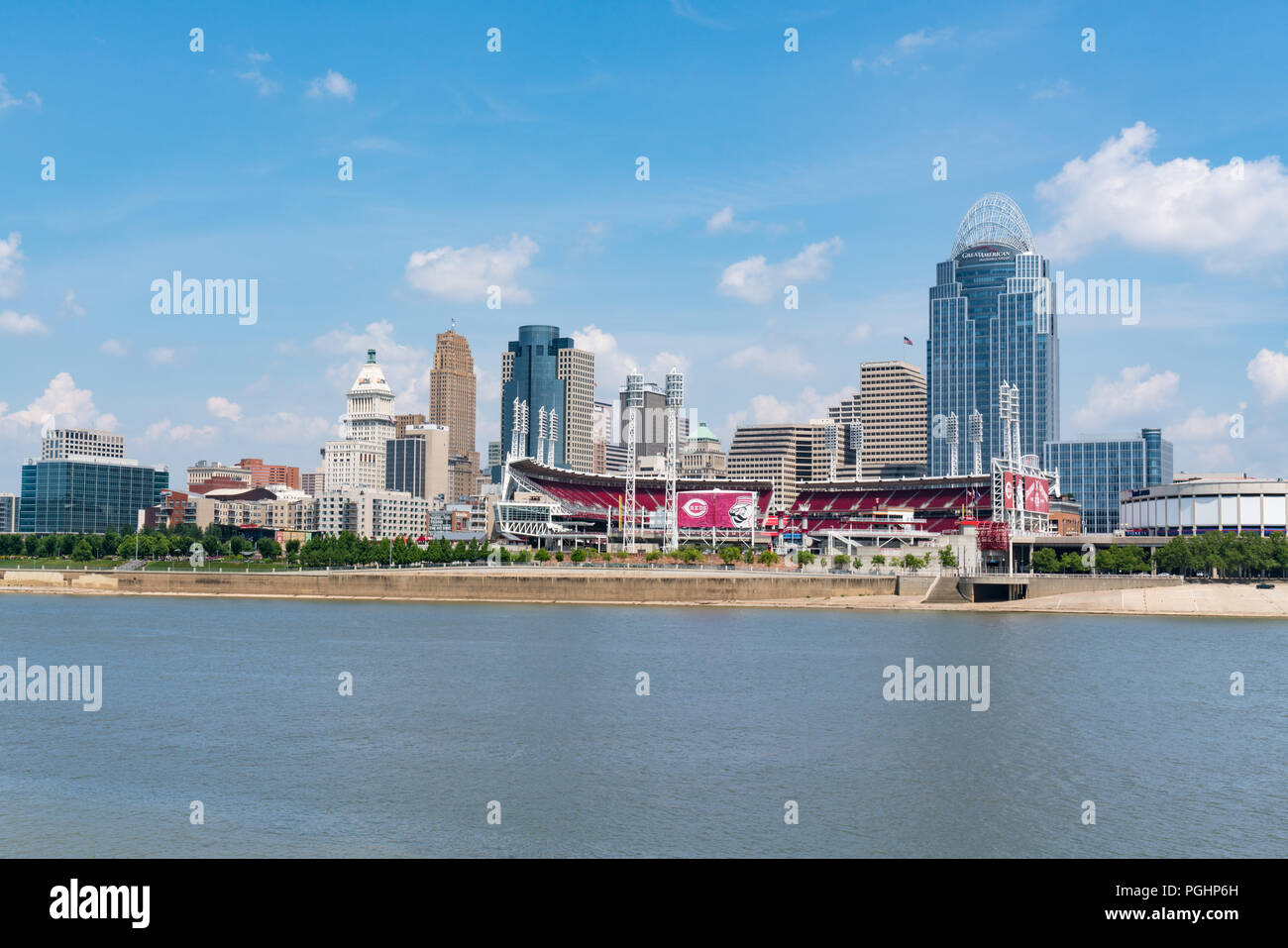 CINCINNATI, OH - Giugno 18, 2018: Cincinnati, Ohio skyline con la Great American Ballpark, casa dei Cincinnati Reds squadra di baseball Foto Stock