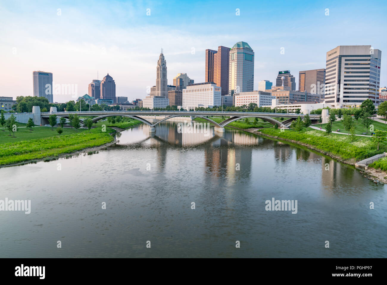 COLUMBUS, OH - Giugno 17, 2018: Columbus, Ohio skyline della città lungo il fiume Scioto Foto Stock