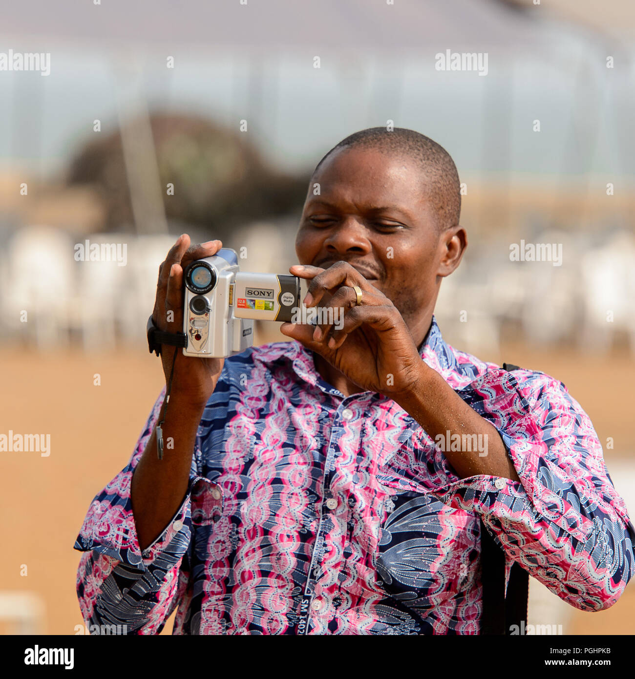 OUIDAH, BENIN - Jan 10, 2017: Beninese non identificato uomo con telecamera al festival voodoo, che viene annualmente celebrato a gennaio, 10th. Foto Stock