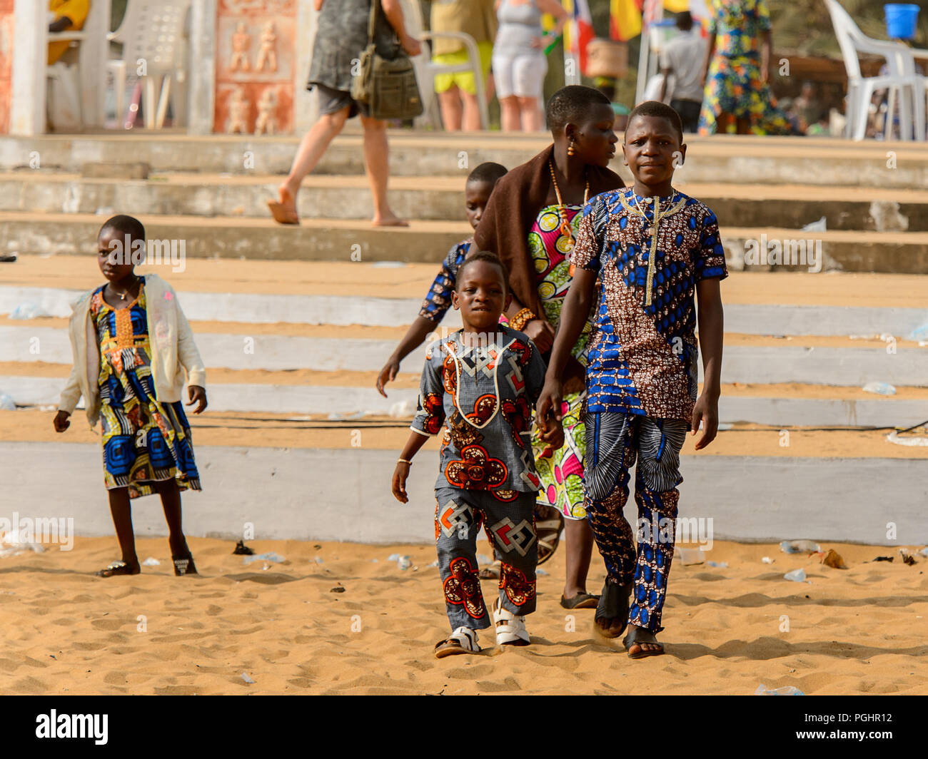 OUIDAH, BENIN - Jan 10, 2017: Beninese non identificato i bambini a piedi al festival voodoo, che viene annualmente celebrato a gennaio, 10th. Foto Stock