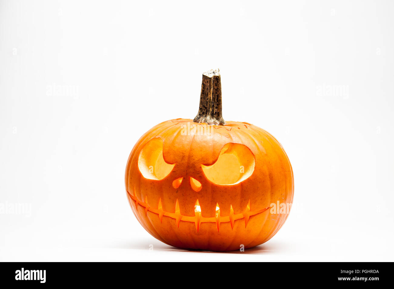 Zucca di Halloween jack testa lanterna con candele accese isolati su sfondo bianco Foto Stock
