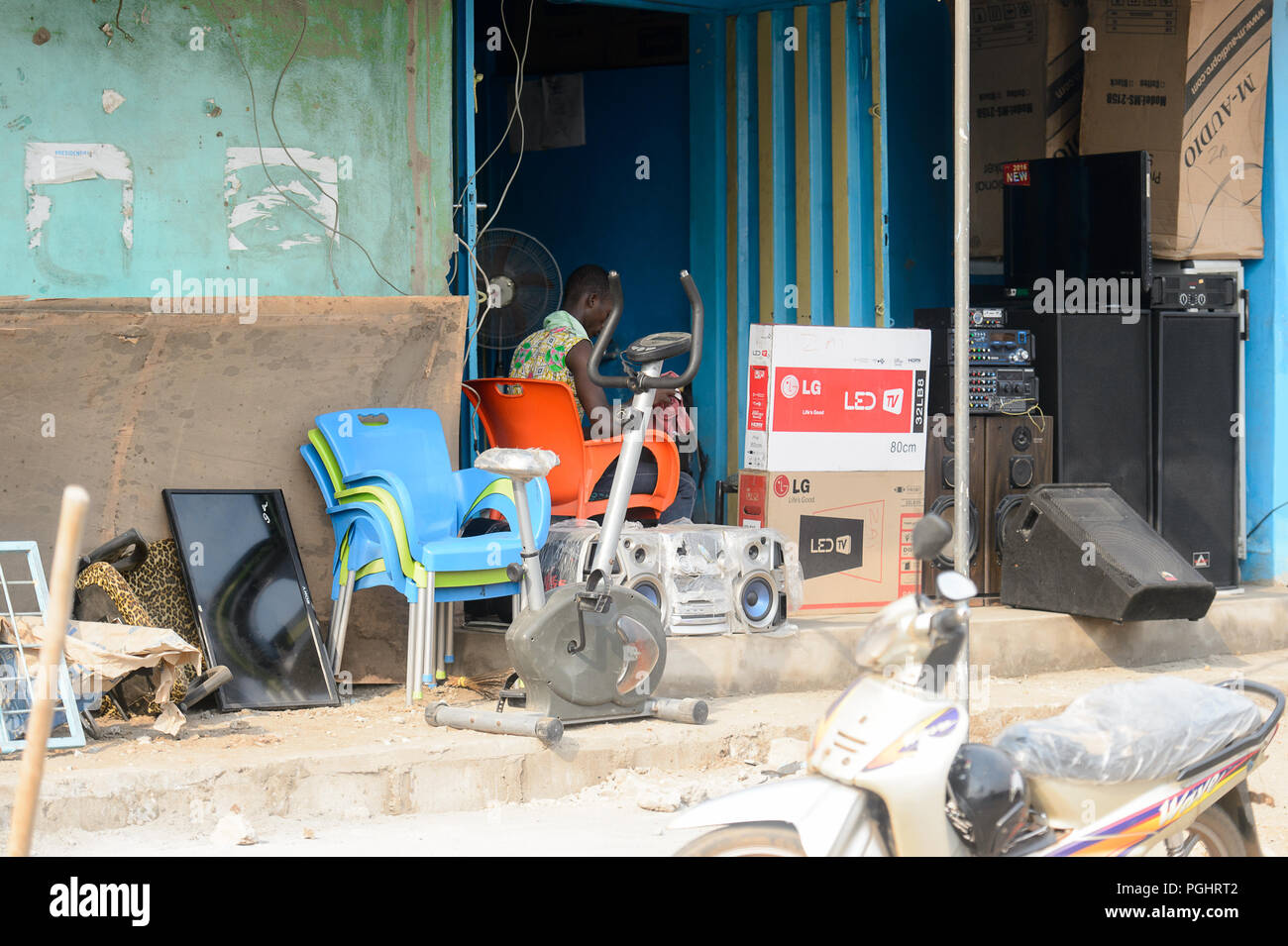OUIDAH, BENIN - Jan 10, 2017: Non identificato uomo Beninese lavori sulla strada. Benin di persone soffrono di povertà a causa di una cattiva economia Foto Stock