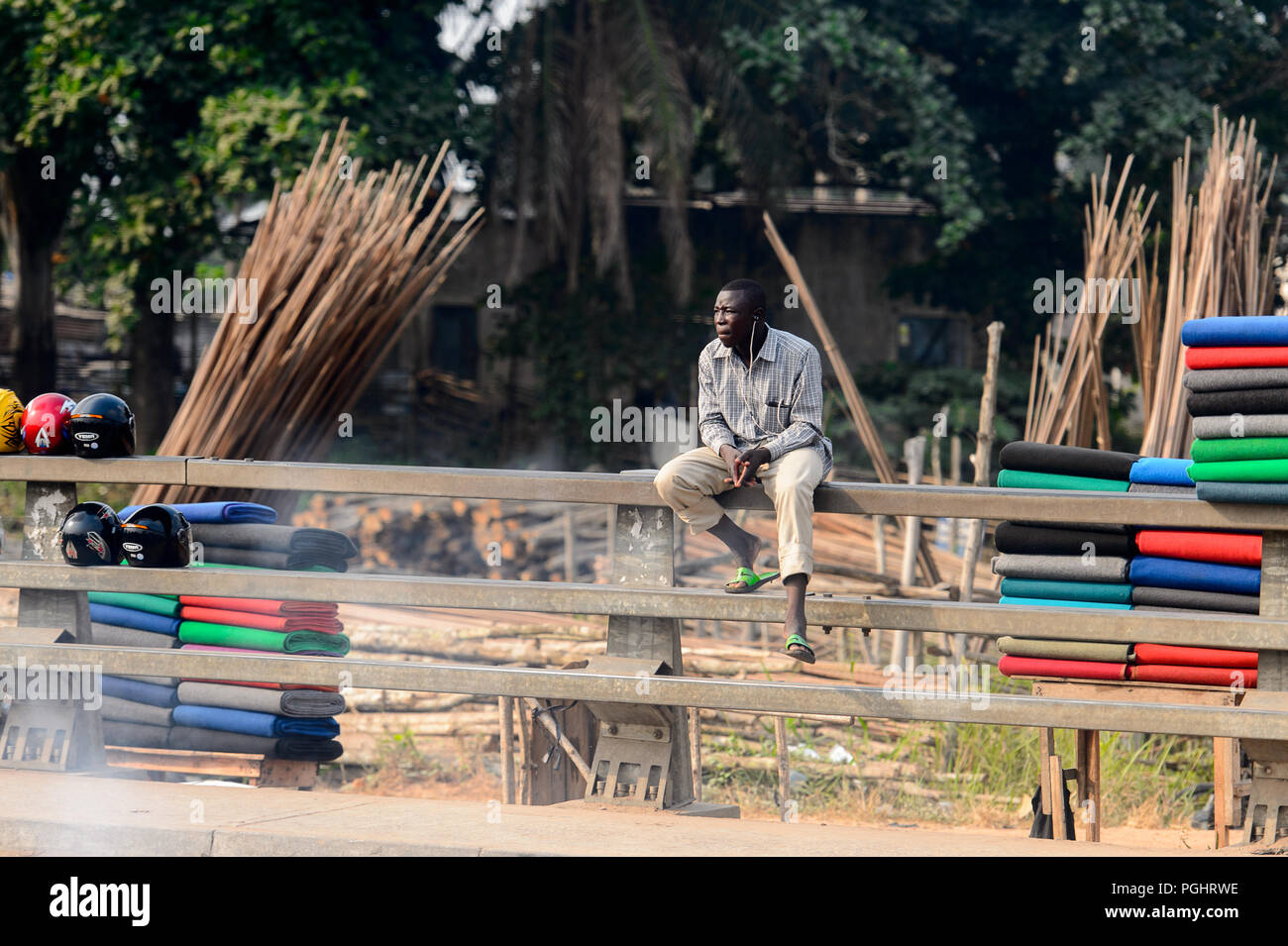 OUIDAH, BENIN - Jan 10, 2017: Beninese non identificato uomo si siede sulla strada. Benin di persone soffrono di povertà a causa di una cattiva economia Foto Stock