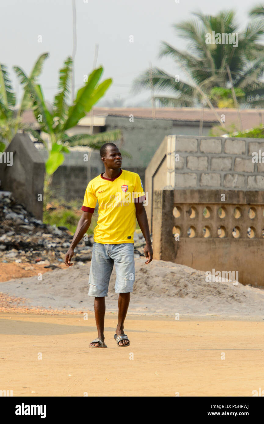 OUIDAH, BENIN - Jan 10, 2017: Beninese non identificato uomo cammina sulla strada. Benin di persone soffrono di povertà a causa di una cattiva economia Foto Stock