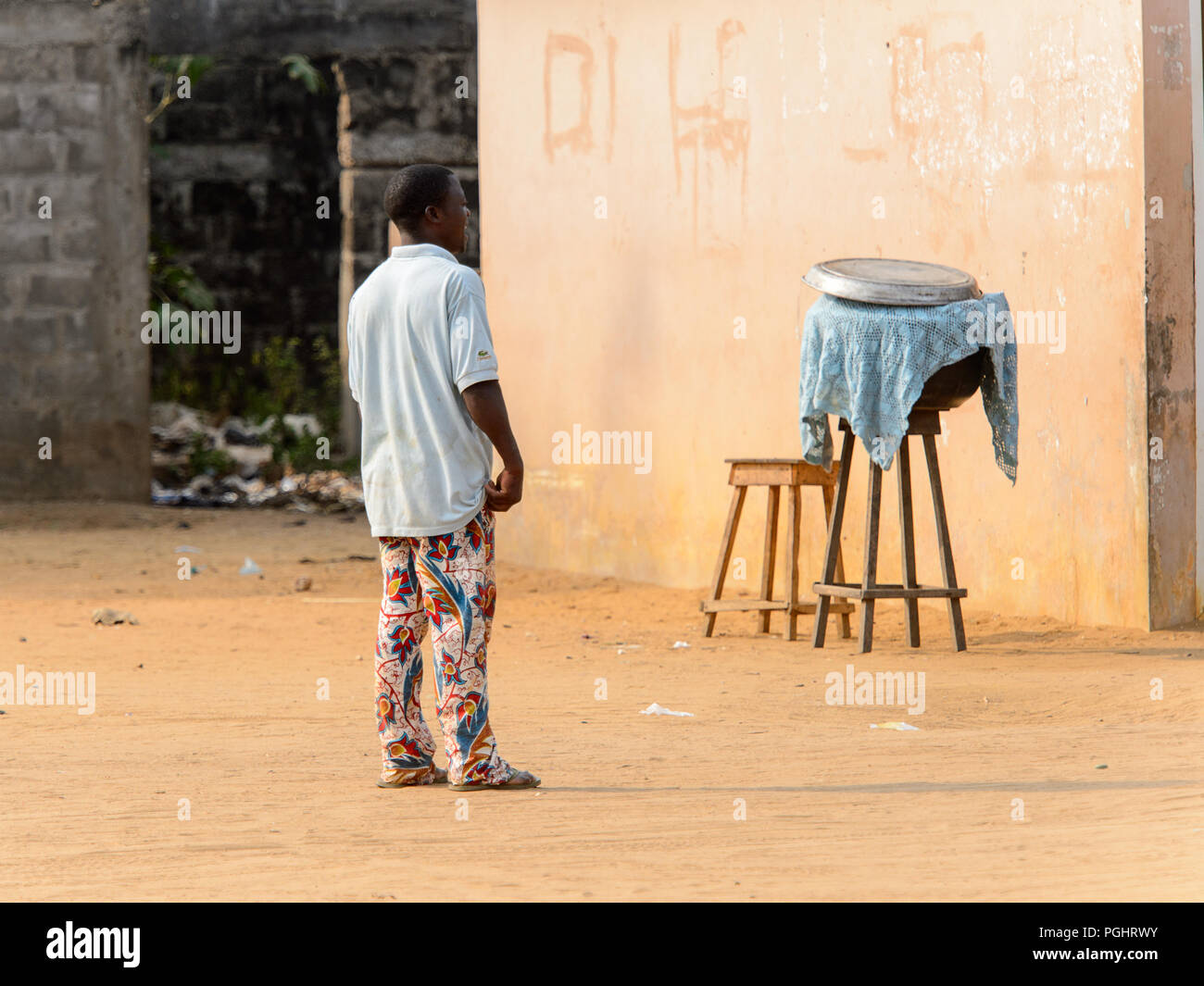 OUIDAH, BENIN - Jan 10, 2017: Beninese non identificato uomo sorge sulla strada. Benin di persone soffrono di povertà a causa di una cattiva economia Foto Stock