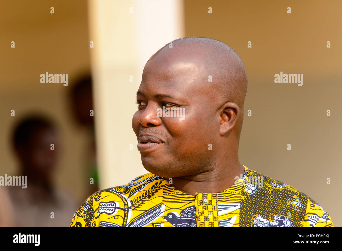 OUIDAH, BENIN - Jan 10, 2017: Non identificato uomo Beninese sorrisi sulla strada. Benin di persone soffrono di povertà a causa di una cattiva economia Foto Stock