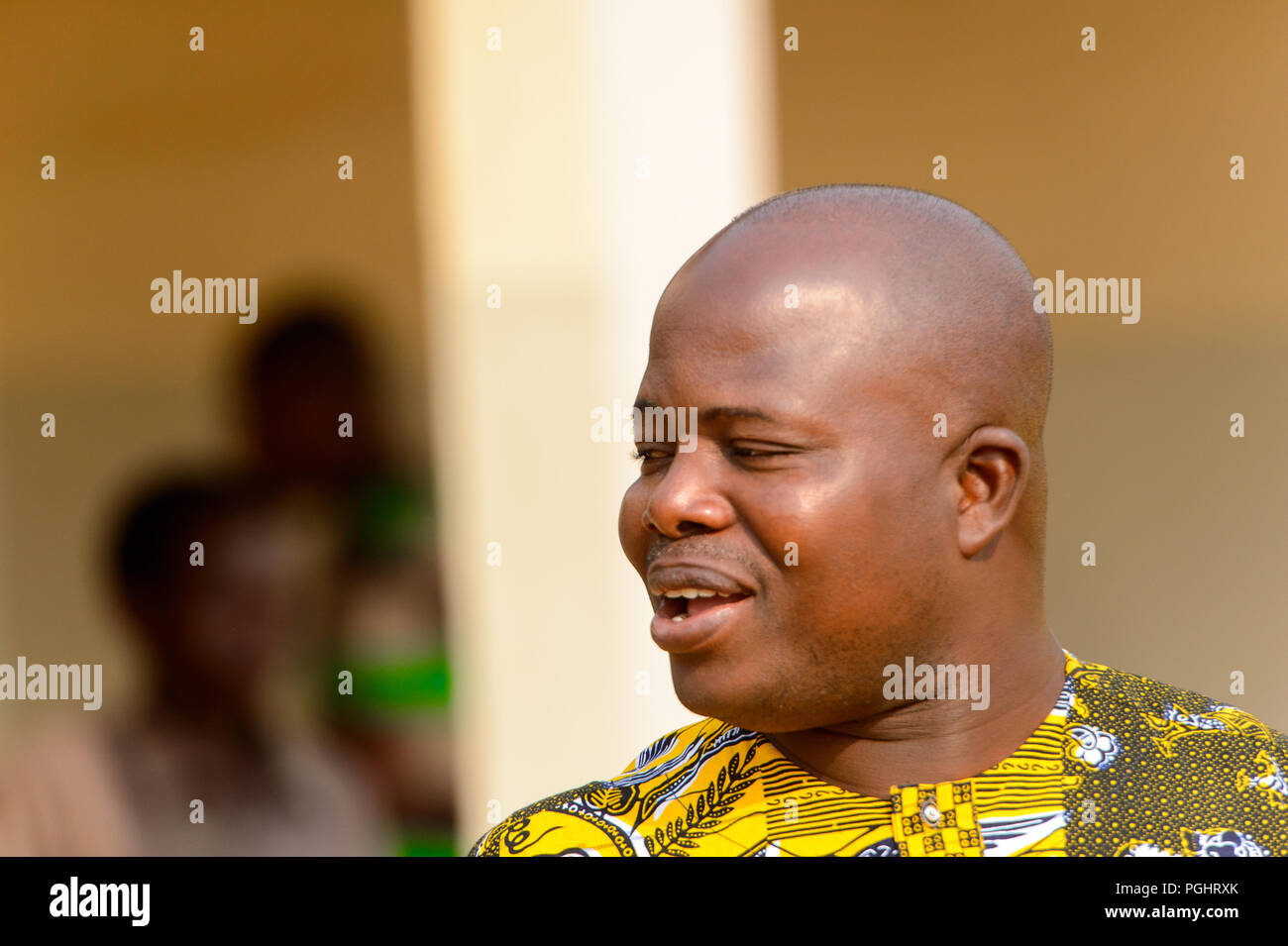 OUIDAH, BENIN - Jan 10, 2017: Non identificato uomo Beninese sorrisi sulla strada. Benin di persone soffrono di povertà a causa di una cattiva economia Foto Stock