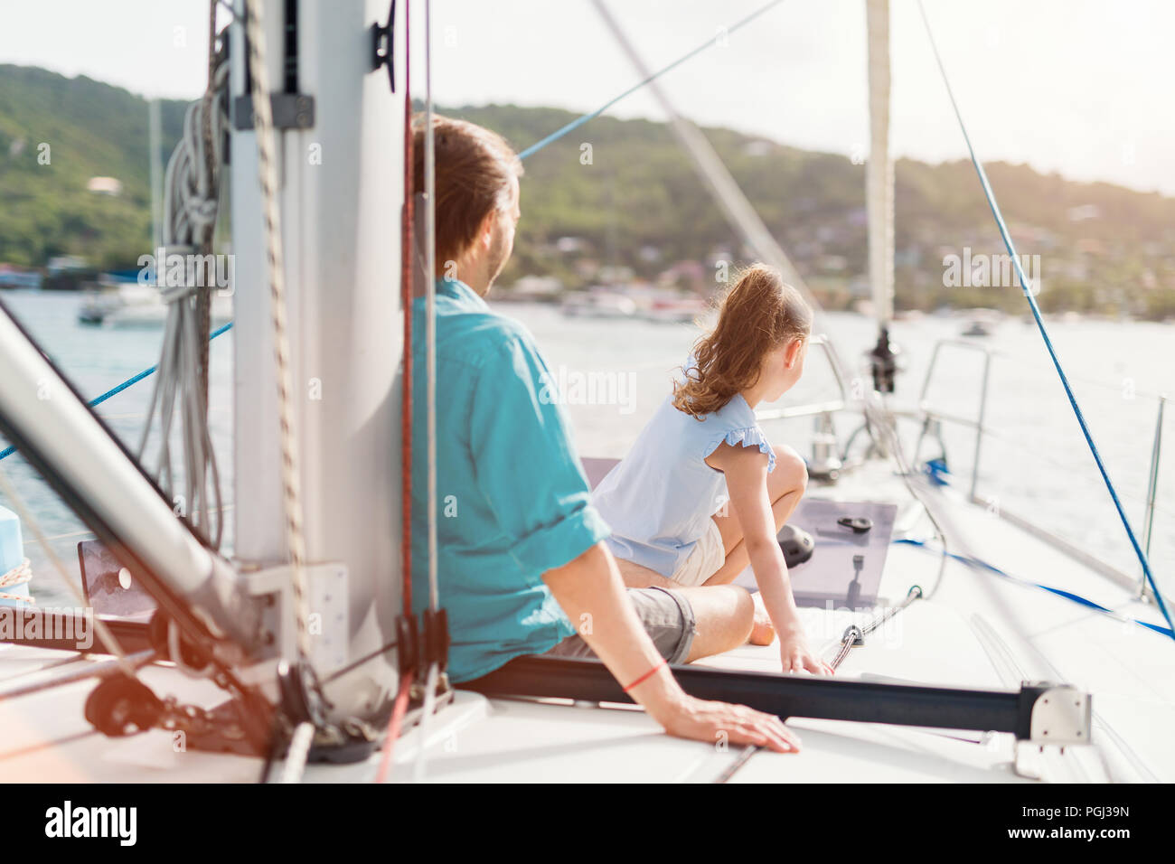 La famiglia del padre e figlia a bordo di yacht a vela di godersi il tramonto Foto Stock