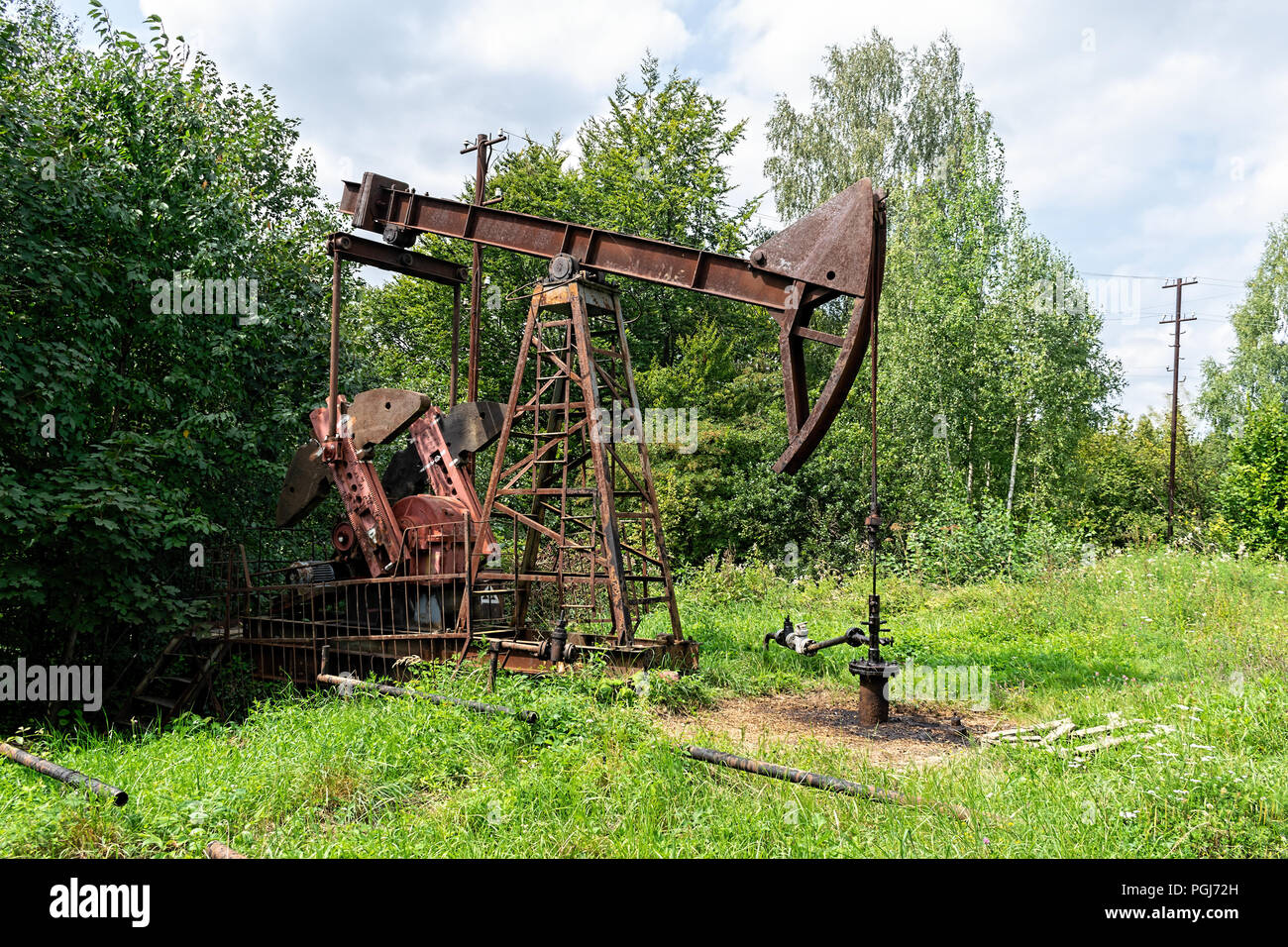 Oil Rig è pompare l'olio con un bellissimo paesaggio sullo sfondo Foto Stock