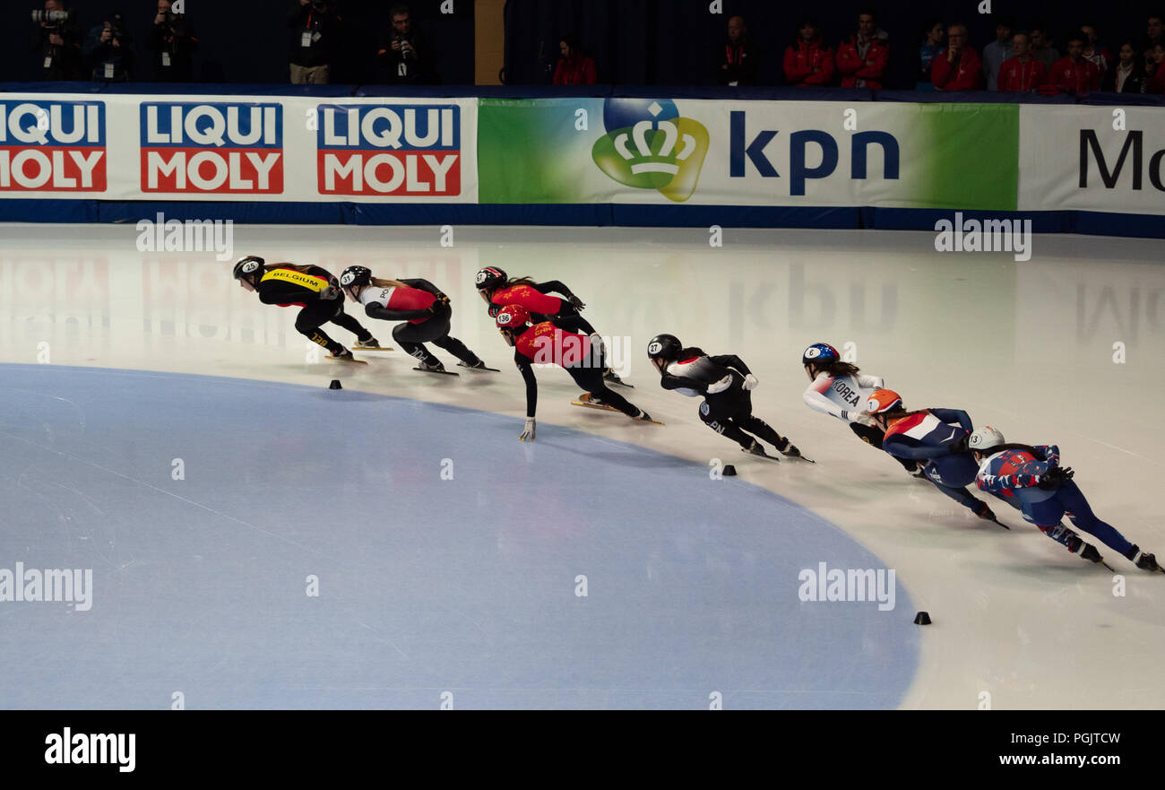 Donne breve traccia velocità pattinatori pattinaggio sulla ovale prima che il relè evento a Montreal del ISU World Cup il 17 marzo 2018. Foto Stock