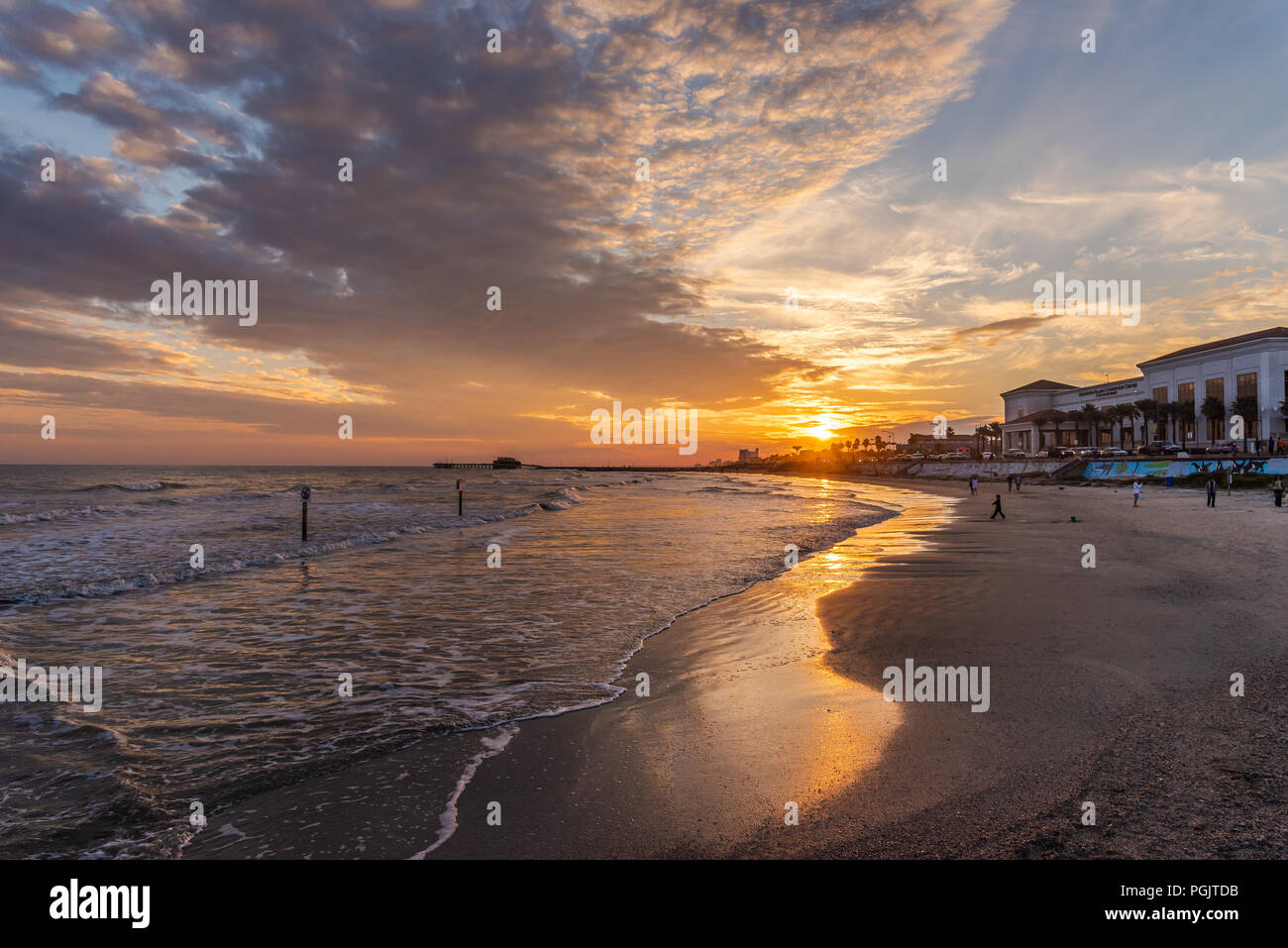Sole, sabbia, mare, estate, viaggi, turismo. Tempo in spiaggia a Galveston Island, Texas al tramonto Foto Stock