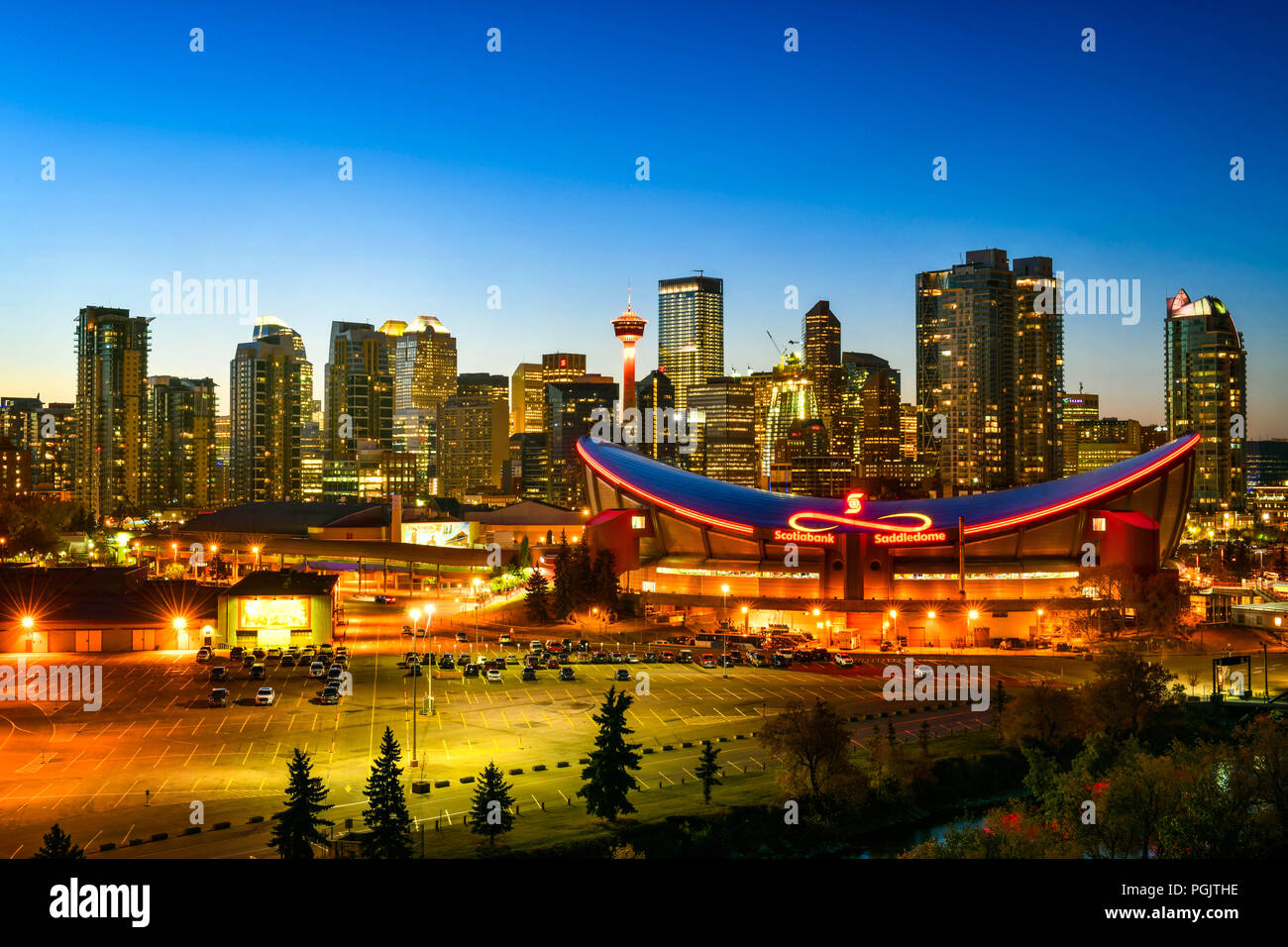 Calgary skyline della città a Twilight time, Alberta, Canada Foto Stock