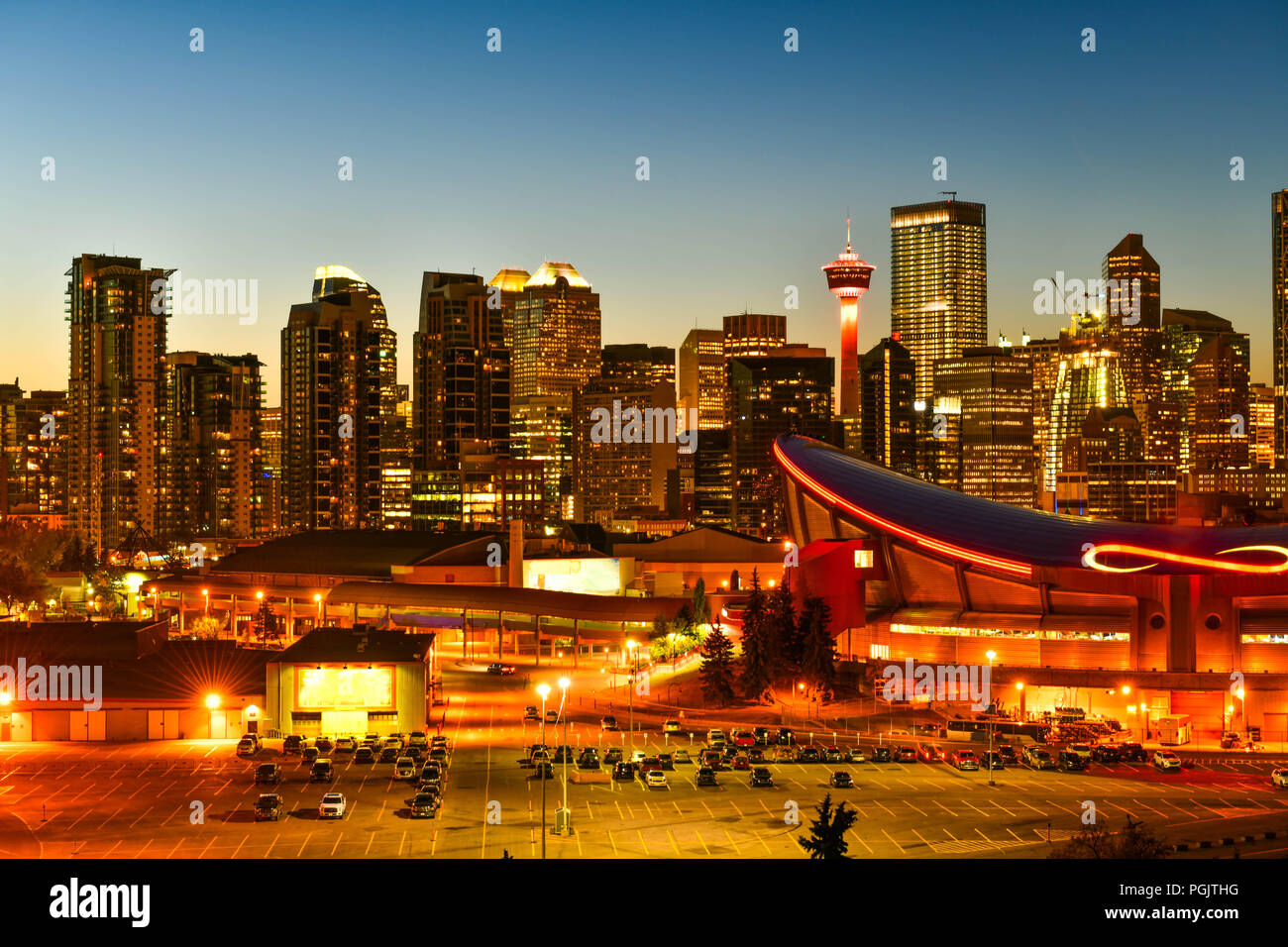 Calgary skyline della città a Twilight time, Alberta, Canada Foto Stock