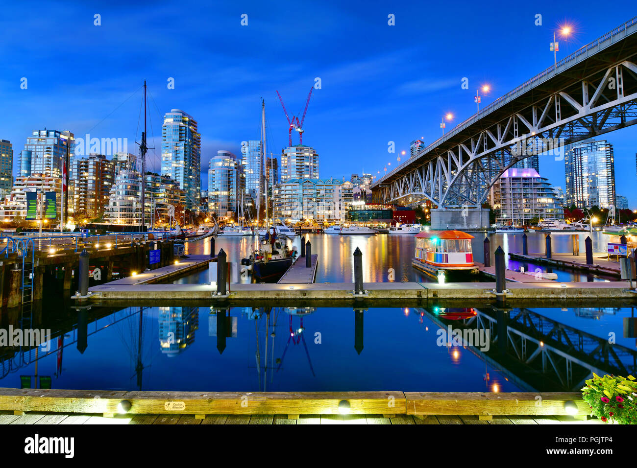 Bella vista di Vancouver BC accanto a Granville ponte lungo False Creek presso il Twilight time. Foto Stock