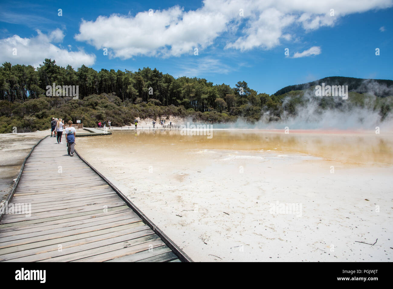 Rotorua, Nuova Zealand-December 16,2016: turisti passeggiate lungomare allo Champagne pool di attività termica a Orakei Korako a Rotorua, Nuova Zelanda Foto Stock