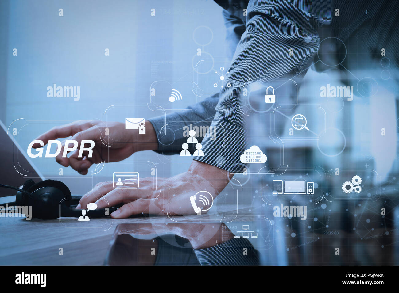 Il PILR. Protezione dei dati il Regolamento con Cyber security e privacy schema virtuale.Man utilizzando cuffie VOIP con tavoletta digitale computer docking smart key Foto Stock