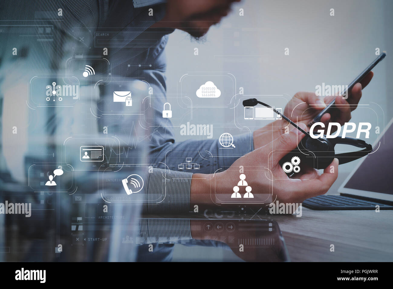 Il PILR. Protezione dei dati il Regolamento con Cyber security e privacy schema virtuale.Man utilizzando cuffie VOIP con tavoletta digitale computer docking smart key Foto Stock