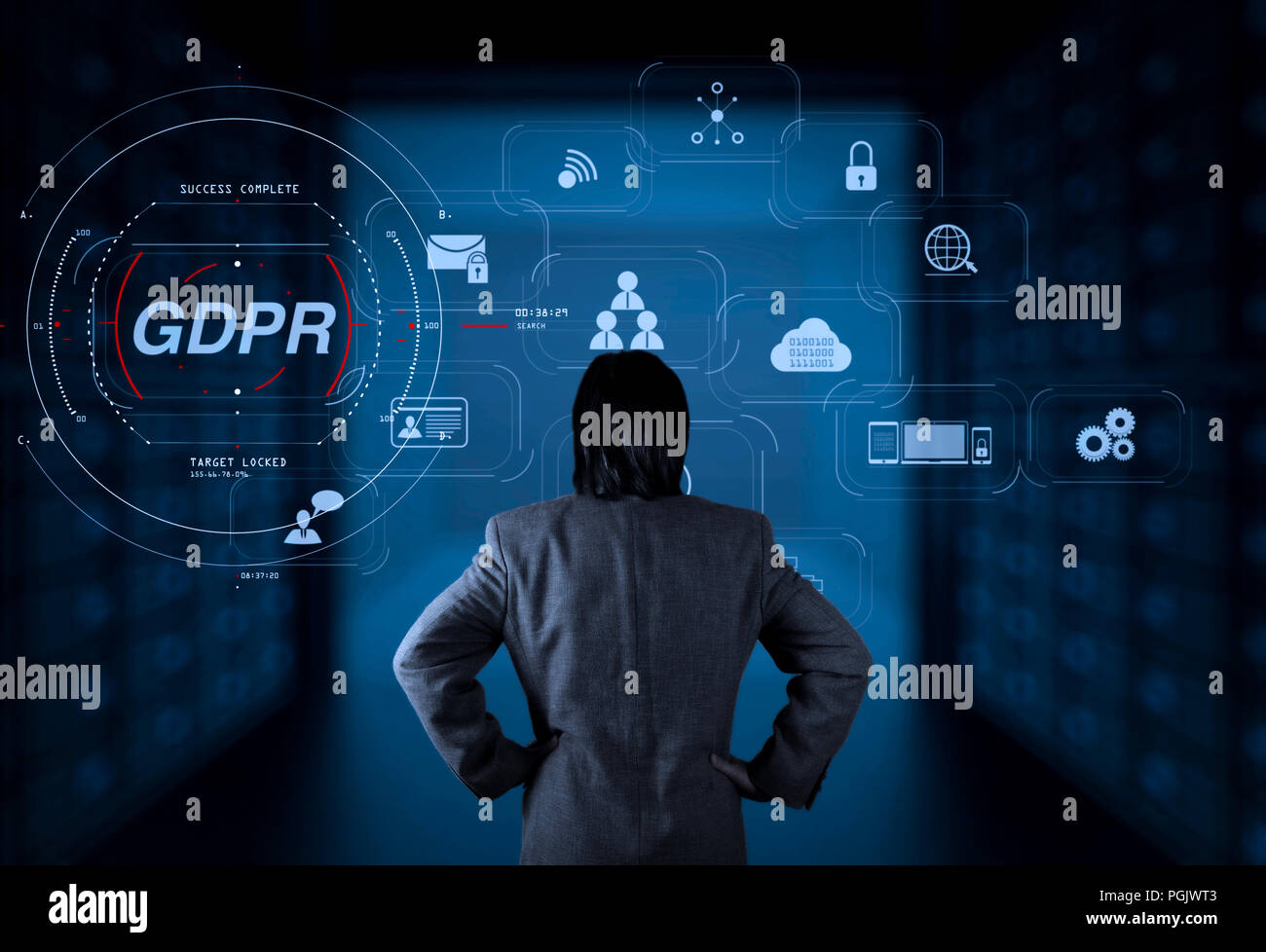 Il PILR. Protezione dei dati il Regolamento con Cyber security e privacy schema virtuale.imprenditore lavora in sala server. Foto Stock